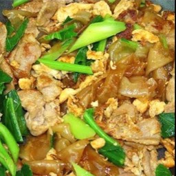 เส้นใหญ่ ผัดซีอิ๊ว (เลือกเนื้อสัตว์ได้)