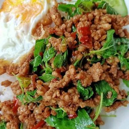 ข้าวราดกะเพาหมูชิ้น.ไข่ดาว