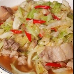 ผัดกะหล่ำใส่หมู เป็นกับ