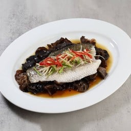 ปลากะพงนึ่งซีอิ๊ว (ครึ่งตัว)