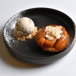 Apple Tarte (ทาร์ตแอปเปิ้ลอบสไตล์ฝรั่งเศส เสิร์ฟคู่กับไอศกรีมวานิลลาพร้อมครัมเบิล)