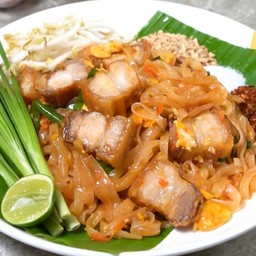 ผัดไทยหมูกรอบ