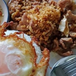 ข้าวราดกระเทียม (เลือกเนื้อสัตว์ตามชอบ)