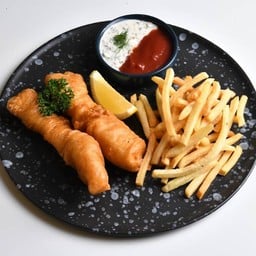 Fish & Chips (ปลาหิมะชุบแป้งทอด เสิร์ฟพร้อมเฟรนซ์ฟราย ซอสทาร์ทาร์ และเลมอน)