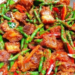 ผัดพริกแกงหมู เป็นกับ