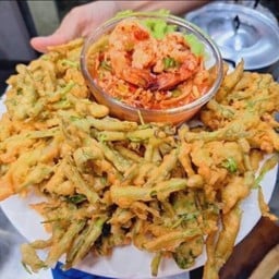ยำผักบุ้งกรอบ