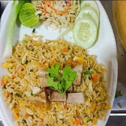 ข้าวผัดหมูกรอบ