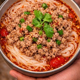 ชุดสุดคุ้มขนมจีนน้ำเงี้ยวหมูสับ+น้ำสมุนไพร