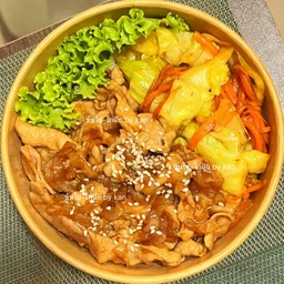 ข้าวหน้าหมูสไลด์ผัดซอสเทริยากิ