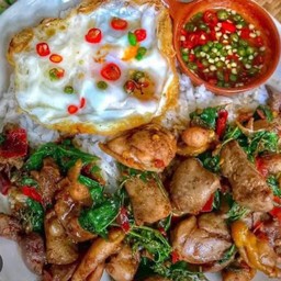 ข้าวกะเพาไก่+เครื่องในไก่