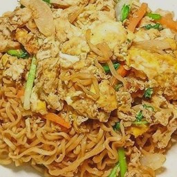 ผัดมาม่า ใส่ไข่ (เลือกเนื้อสัตว์ได้)