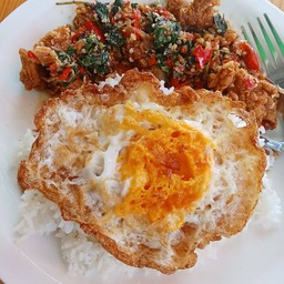 กระต๊ากกระเพราไก่กรอบราดซอสกระเพรา(ไข่ดาว)