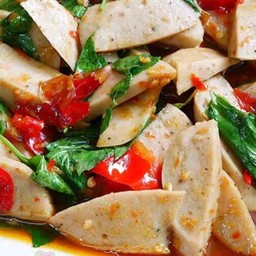 ผัดใบโหระพาหมูยอราดข้าว