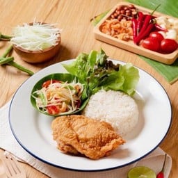 ข้าวมันส้มตำไก่ทอด Coconut Rice with Fried Chicken and Papaya Salad