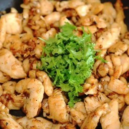 ไก่กระเทียมราดข้าว