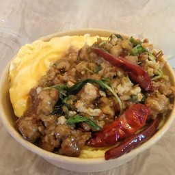 ข้าวไข่ข้นหน้ากะเพราหมูสับ