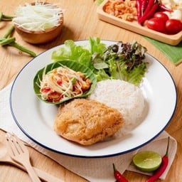 ข้าวมันส้มตำปลากะพงทอด Coconut Rice with Fried Sea Bass and Papaya Salad