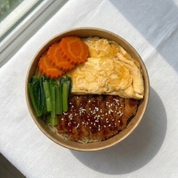 บะหมี่ไข่ข้นไก่กรอบเทอริยากิ (Crispy Chicken Teriyaki & Creamy Omelet Noodles)