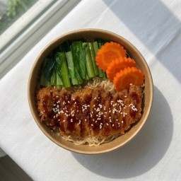 บะหมี่ไก่กรอบเทอริยากิ (Crispy Chicken Teriyaki Noodles)