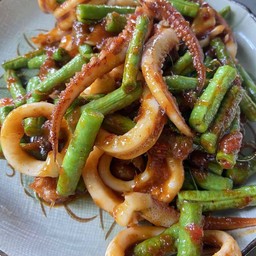 ผัดพริกแกงปลาหมึก
