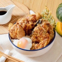 ข้าวหน้าไก่เทมปุระและผักรวม Chicken Tendon