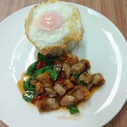 กระเพราหมูกรอบราดข้าว