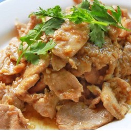 หมูกระเทียมราดข้าว