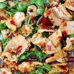 ผัดใบโหระพาหมูชิ้นราดข้าว