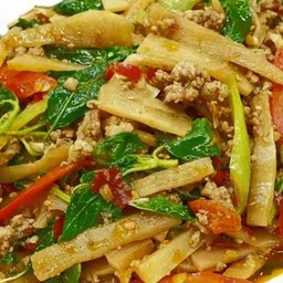 ผัดหน่อไม้หมูสับราดข้าว