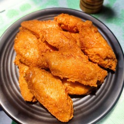 ปีกกลางไก่ ทอดน้ำปลา น้ำจิ้มแจ่ว