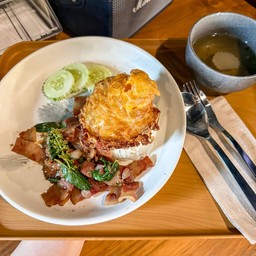 ข้าวกะเพราเบคอน HH