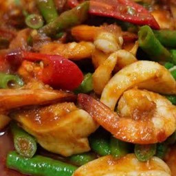 ผัดพริกแกงหมึกกุ้งราดข้าว