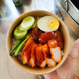 ชายสี่ ข้าวหมูแดง