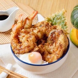 ข้าวหน้ากุ้งเทมปุระและผักรวม Shrimps Tendon