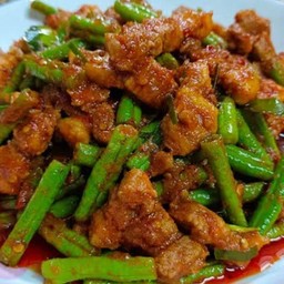 ผัดพริกแกงหมูราดข้าว