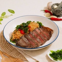 ข้าวผัดกะเพราสเต๊กเนื้อ Pad Kra Prao Fried Rice with Beef Steak