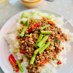 ผัดกะเพาเนื้อใส่ถั่วฝักยาวราดข้าสวยร้อนๆๆ
