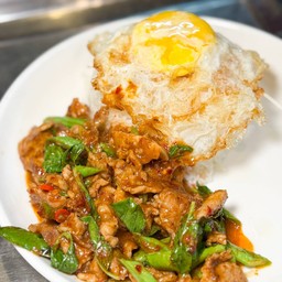 ผัดพริกแกงหมูราดข้าว