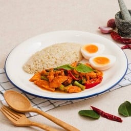 ข้าวผัดพริกแกงอกไก่และไข่ต้มยางมะตูม