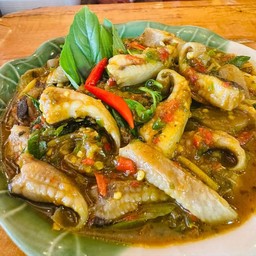 แกงเผ็ดปลากระเบนเป็นกับข้าว