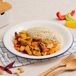 ข้าวกล้องอกไก่ผัดเม็ดมะม่วงหิมพานต์ Stir-Fried Chicken Breast with Cashew Nuts Served with Brown Rice