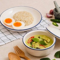 ข้าวแกงเขียวหวานอกไก่และไข่ยางมะตูม Green Curry Chicken Breast and Soft-Boiled Egg Served with Brown Rice