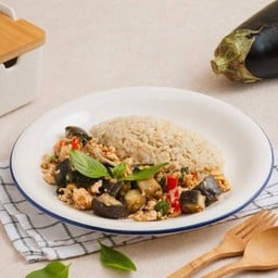 ข้าวมะเขือม่วงผัดโหระพาไก่สับ Stir-Fried Eggplant and Thai Basil with Minced Chicken