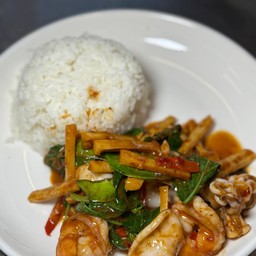 ผัดพริกแกงทะเลราดข้าว
