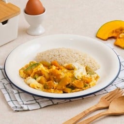 ข้าวกล้องฟักทองญี่ปุ่นผัดไข่ Stir-fried Japanese Pumpkin with Egg served with Brown Rice