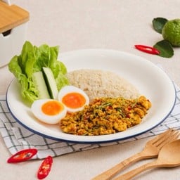 ข้าวกล้องคั่วกลิ้งอกไก่และไข่ต้มยางมะตูม Chicken Breast Kua Kling Served With Brown Rice and Soft-Boiled Egg