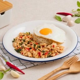 ข้าวกล้องกะเพราอกไก่สับและไข่ดาว Pad ka Prao Minced Chicken Breast and Fried Egg Served with Brown Rice
