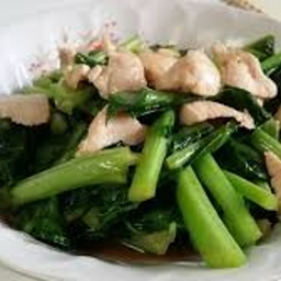 ผัดผักคะน้าน้ำมันหอยใส่ไก่ Stir-Fried Chinese kale in oyster sauce with chicken