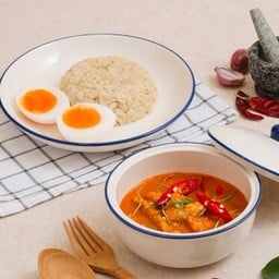 ข้าวกล้องแกงพะแนงอกไก่และไข่ต้มยางมะตูม Panang Curry Chicken Breast and Soft-Boiled Egg with Brow