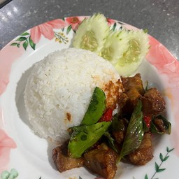 ข้าวหมูผัดพริกแกง